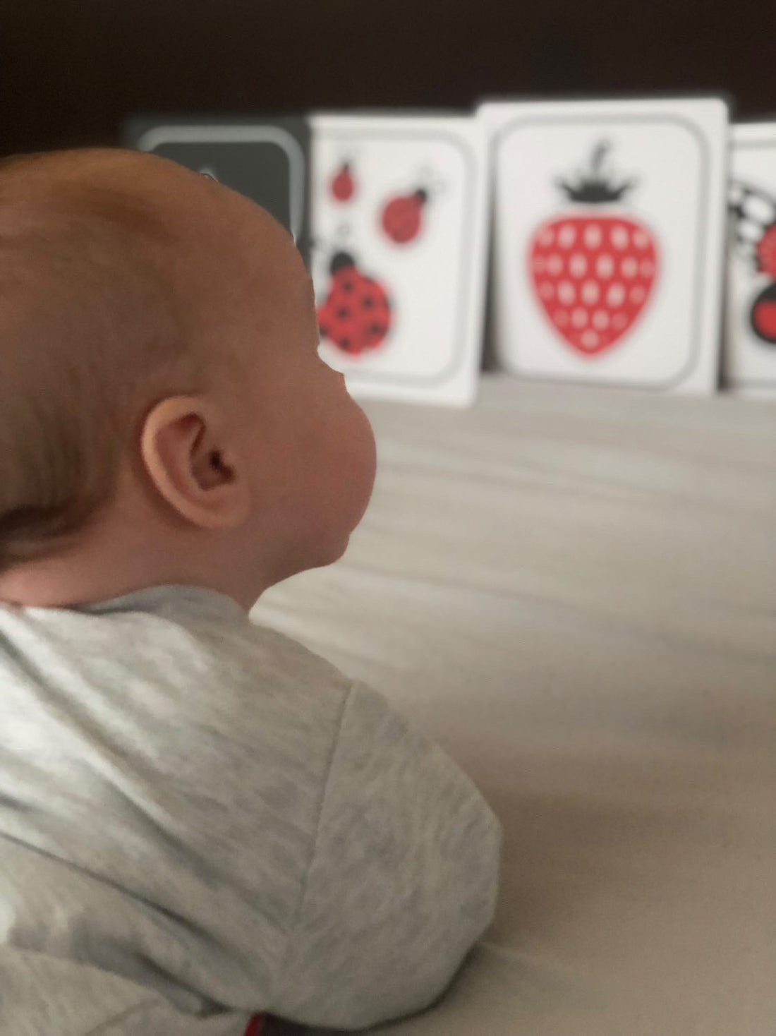 Lavinamosios kortelės kūdikiams. Kokie privalumai ir kaip teisingai naudoti?