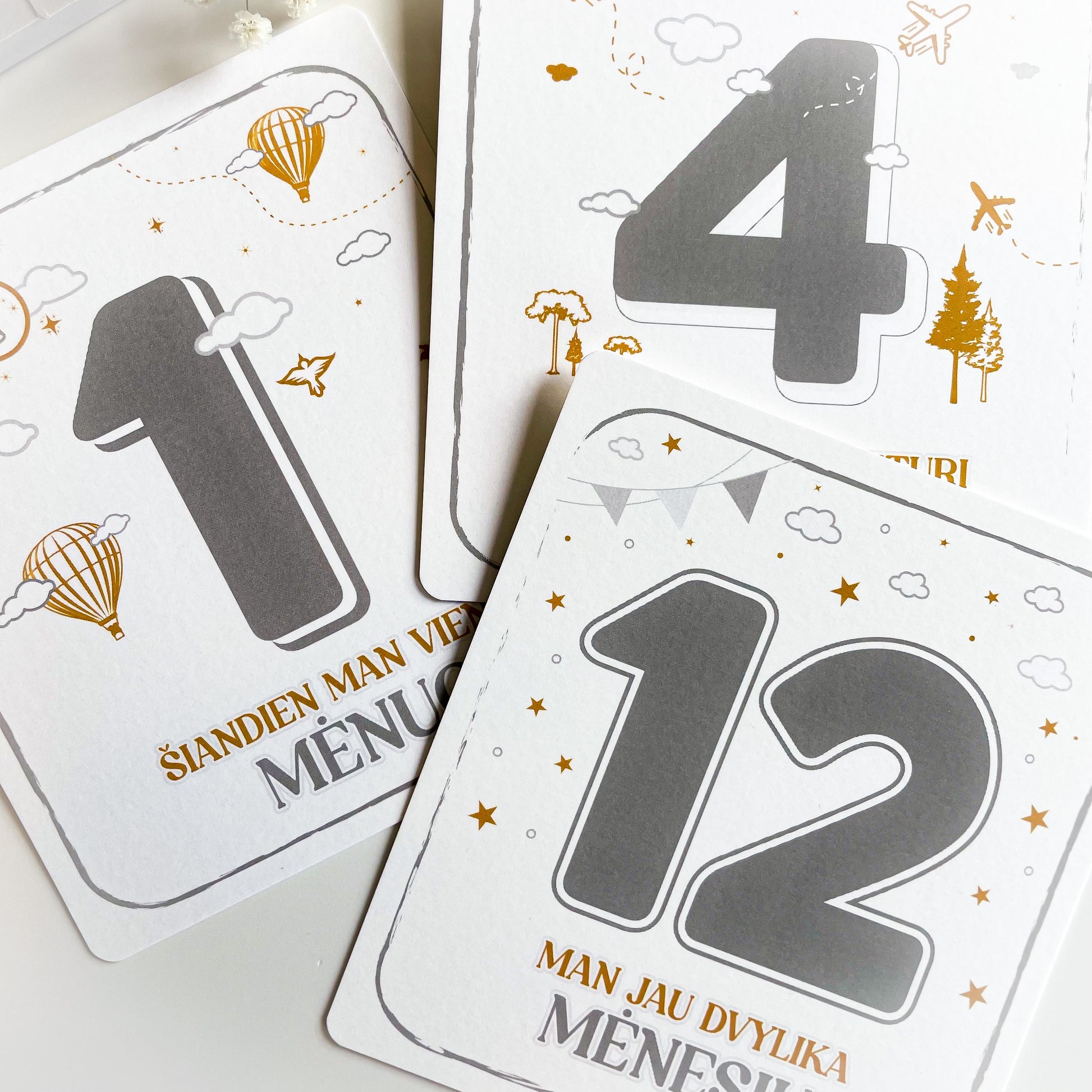 12 mėnesių prisiminimų kortelės kūdikiams su megztomis kojinytėmis. Dovana kūdikiui!